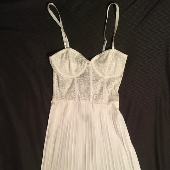 ❌SOLD❌ Motel Rocks April Bustier White Midi Dress - Picture 3 of 8